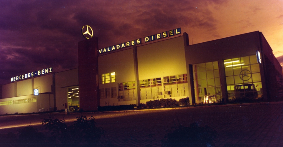 Valadares Diesel iluminada à noite